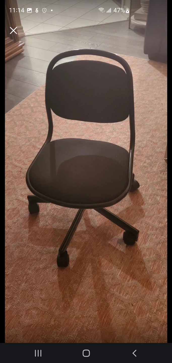 Black rolling desk chair