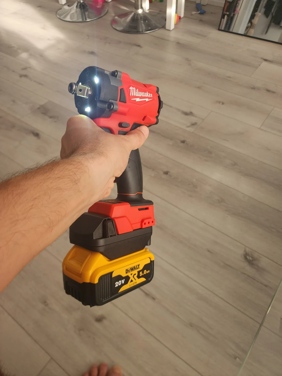 ADAPTER FOR MILWAUKEE TOOLS TO USE IT WITH DEWALT BATERIES