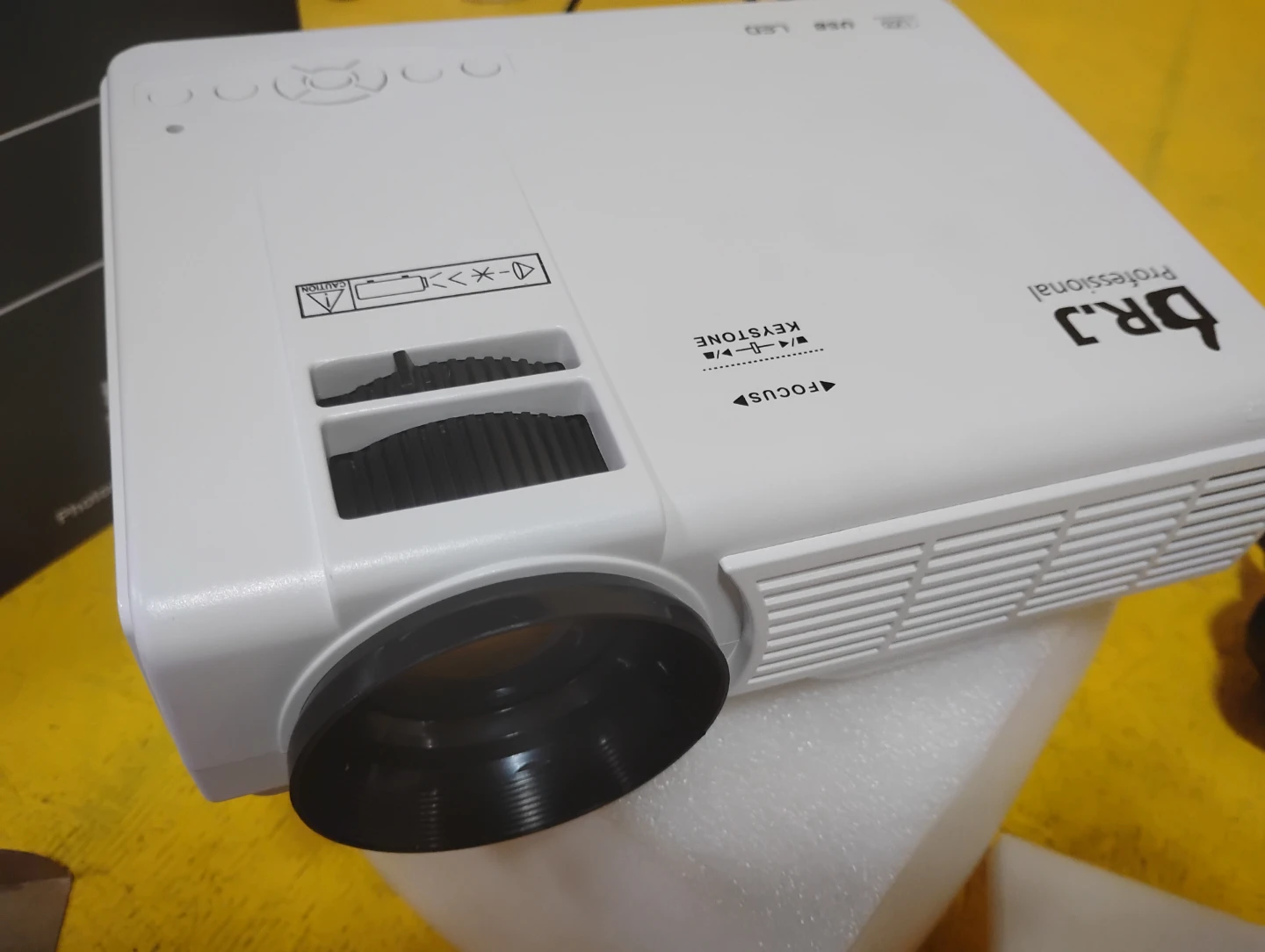 BRJ Professional Projector with Simple Projection Screen - photo 3