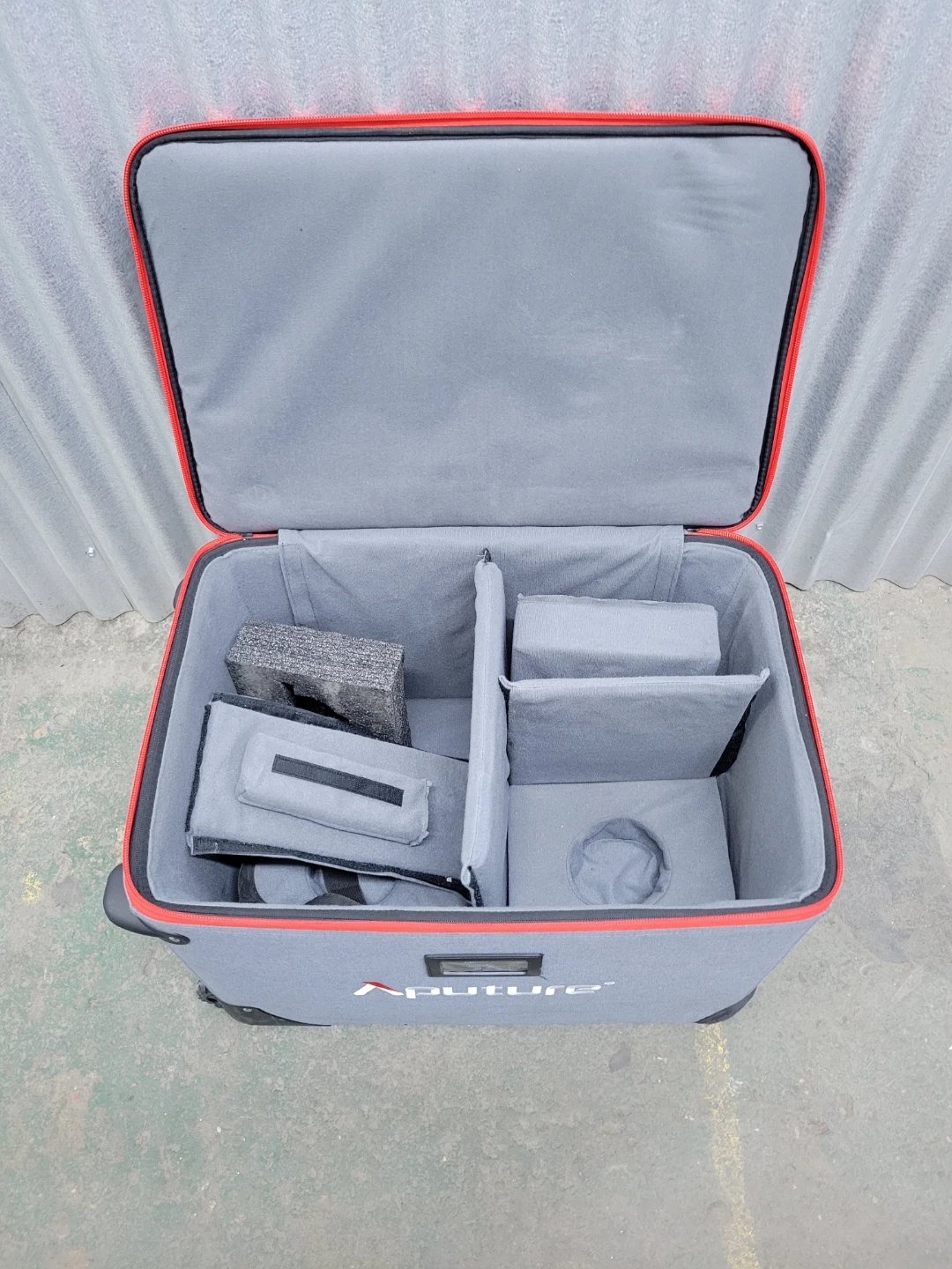 Like new Aputure Storm 2000 Rolling Case - photo 4