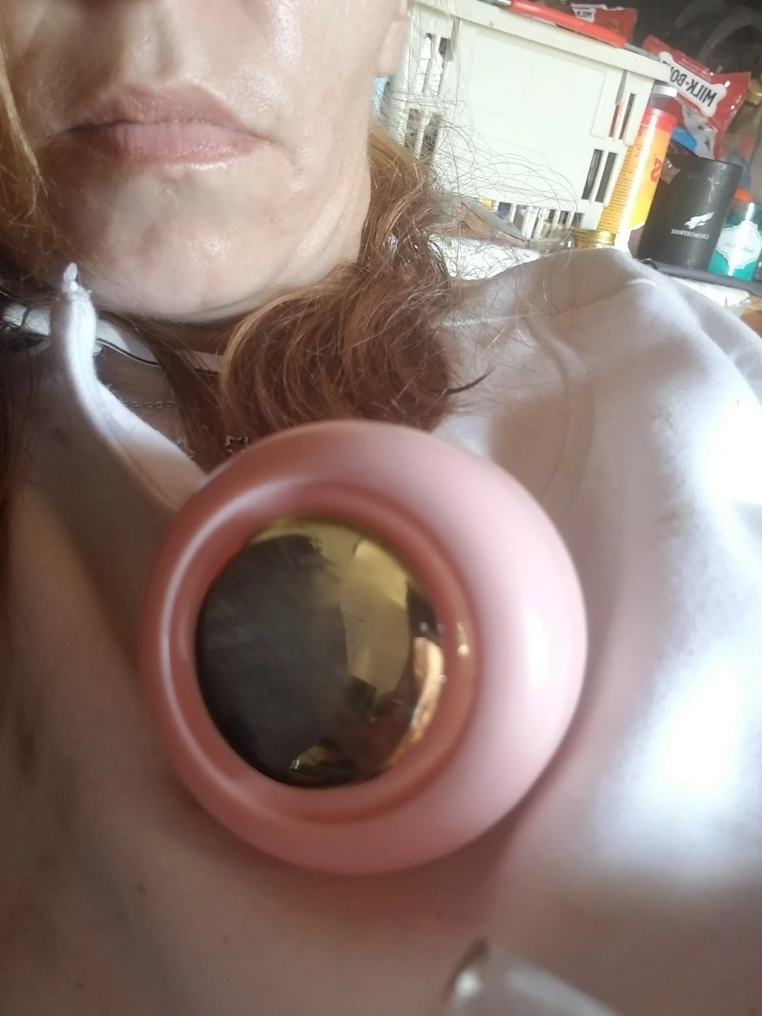 ClippabLe air Fan in pink with gold accents.