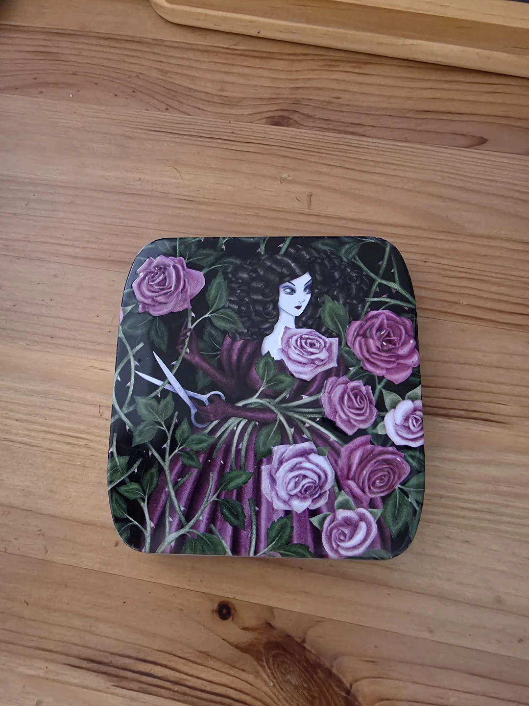Decorative metal case for period pads