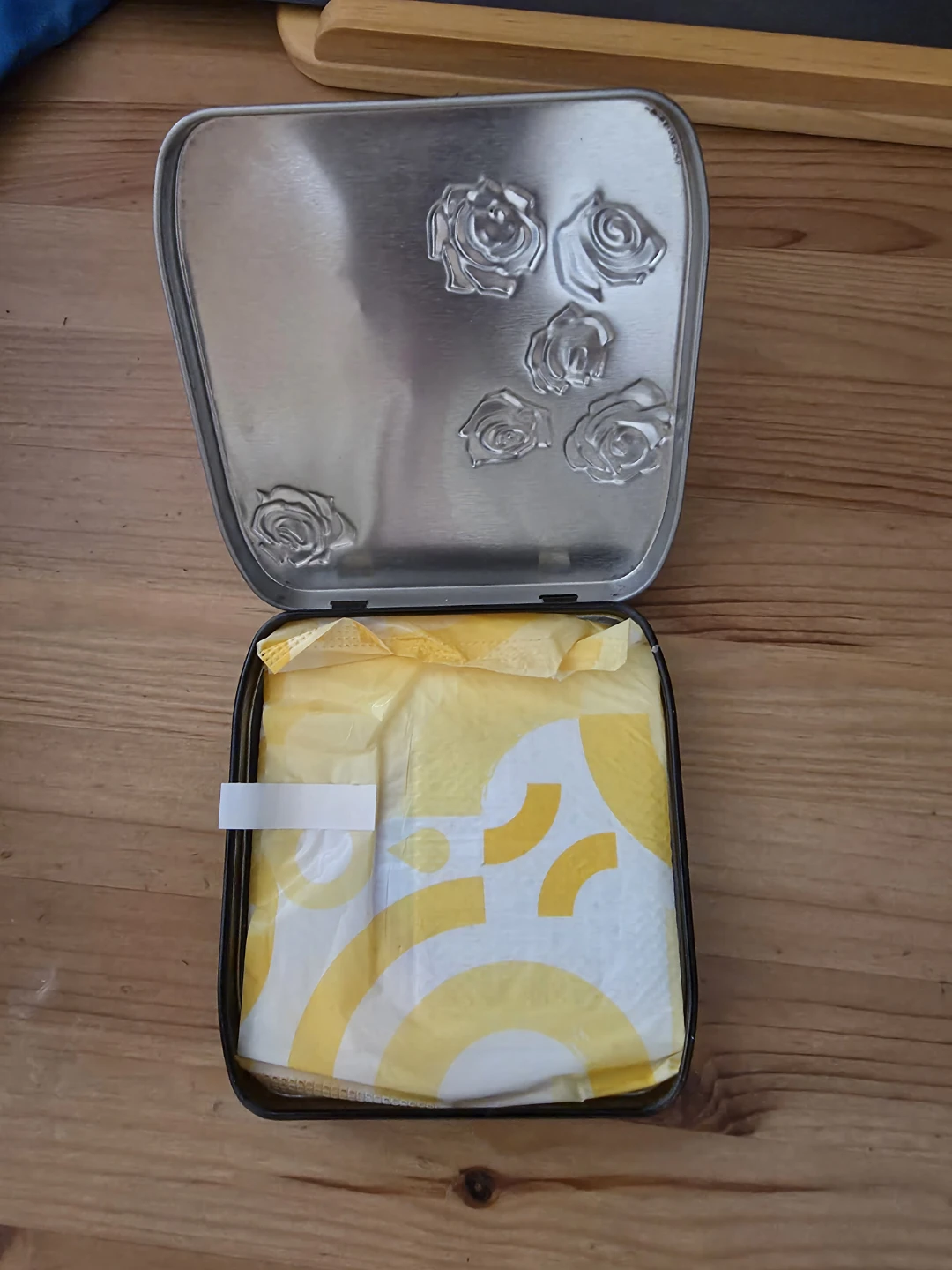 Decorative metal case for period pads - photo 2