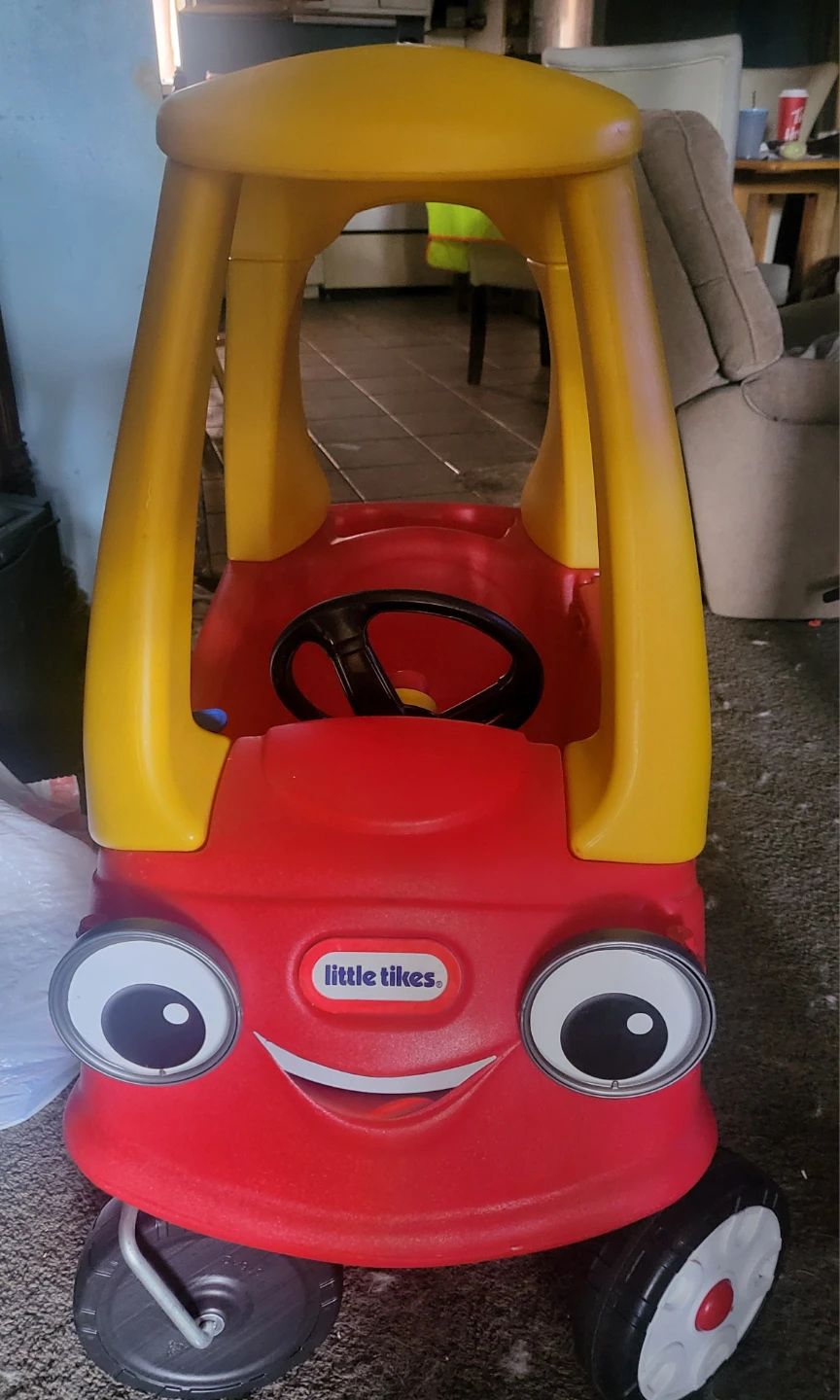 Little Tikes Cozy Coupe Ride-On Toy