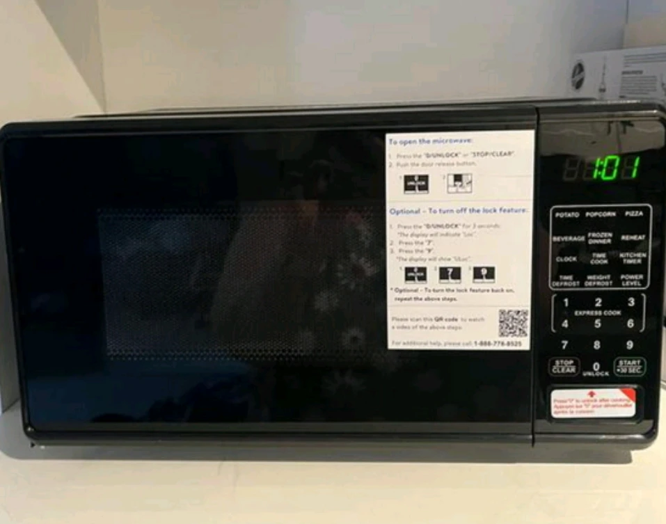 Moving Sale! Mainstays 0.7 Cu Ft Countertop Microwave Oven