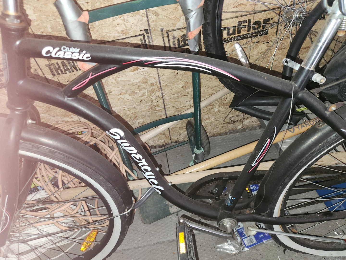 Classic Cruiser Bicycle with Schwinn Seat Bag - photo 3