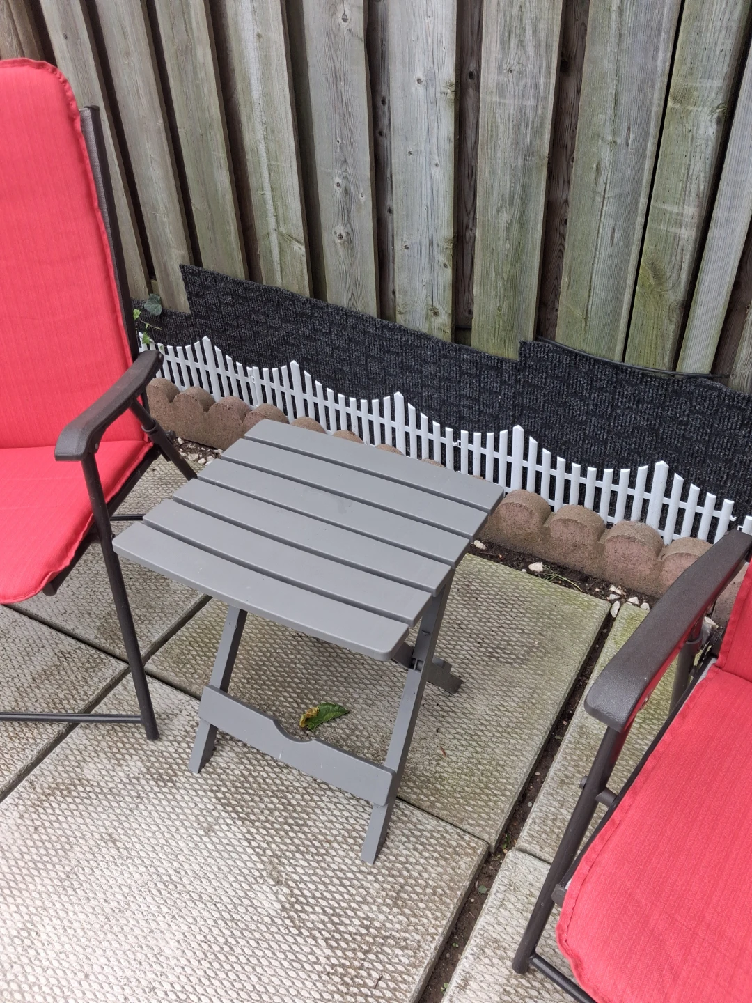 Red outdoor chair set with side table - photo 3