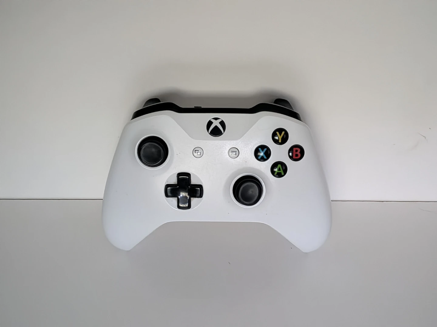 Well-kept 500GB Xbox One S w/ Controller, Cables & Game - $170 - photo 2