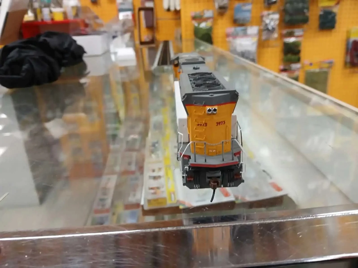 Union Pacific 3973 Model Train Locomotive - photo 3