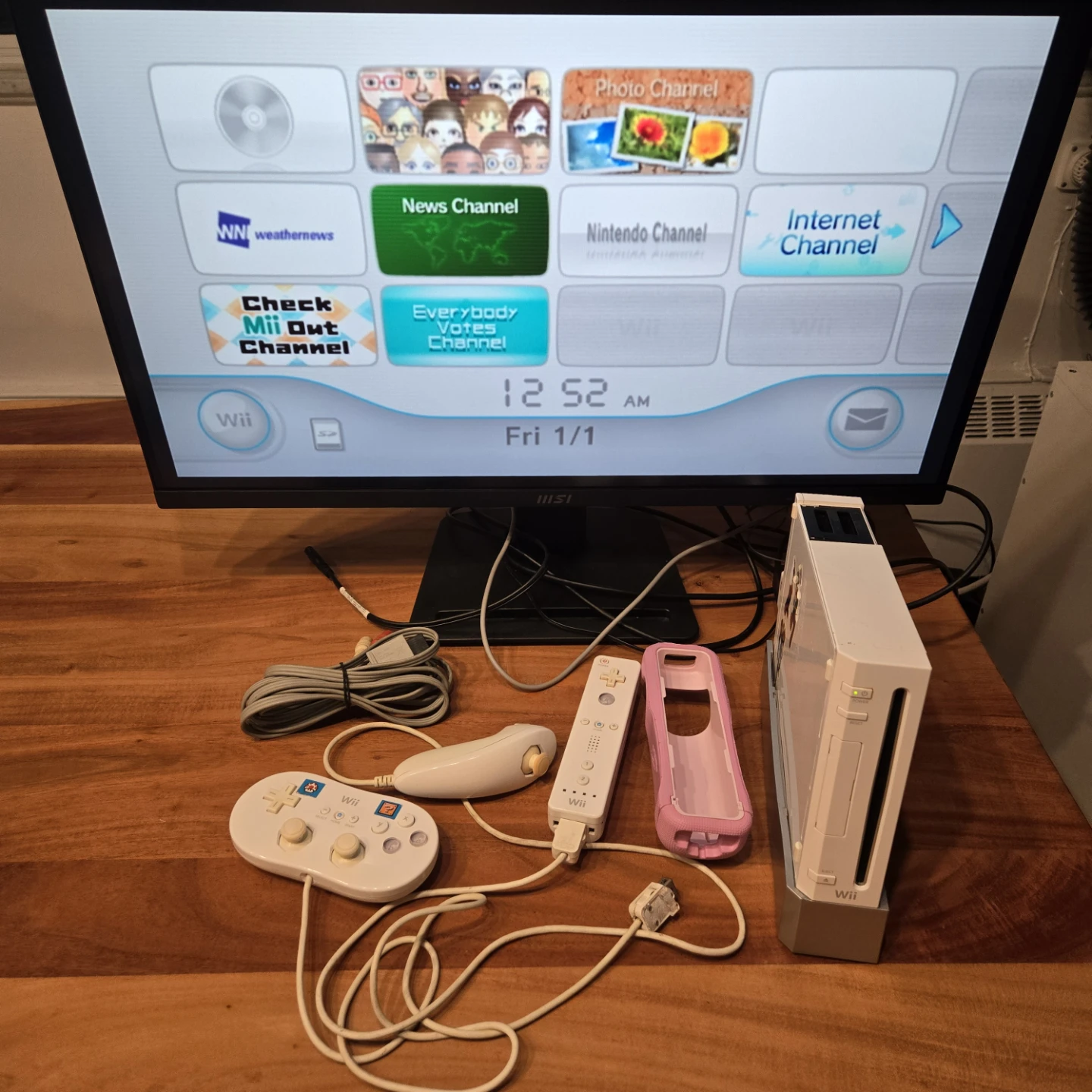 Nintendo Wii Console Bundle. Complete. Fully working. No issues.