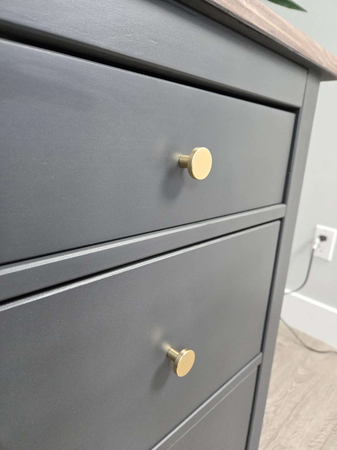 Newly refinished 3 drawer dresser nightstand - photo 5