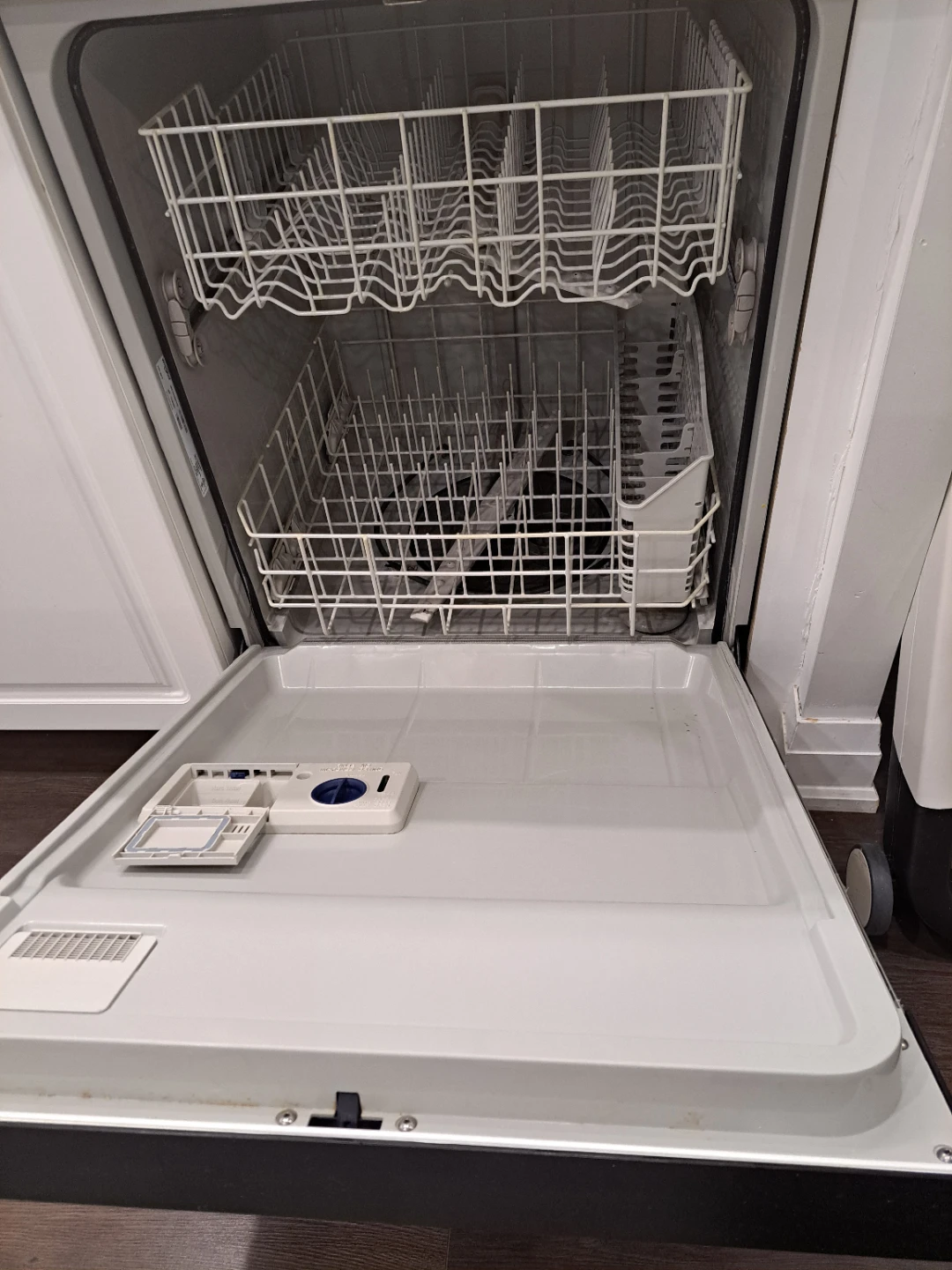 Whirlpool dishwasher - photo 2
