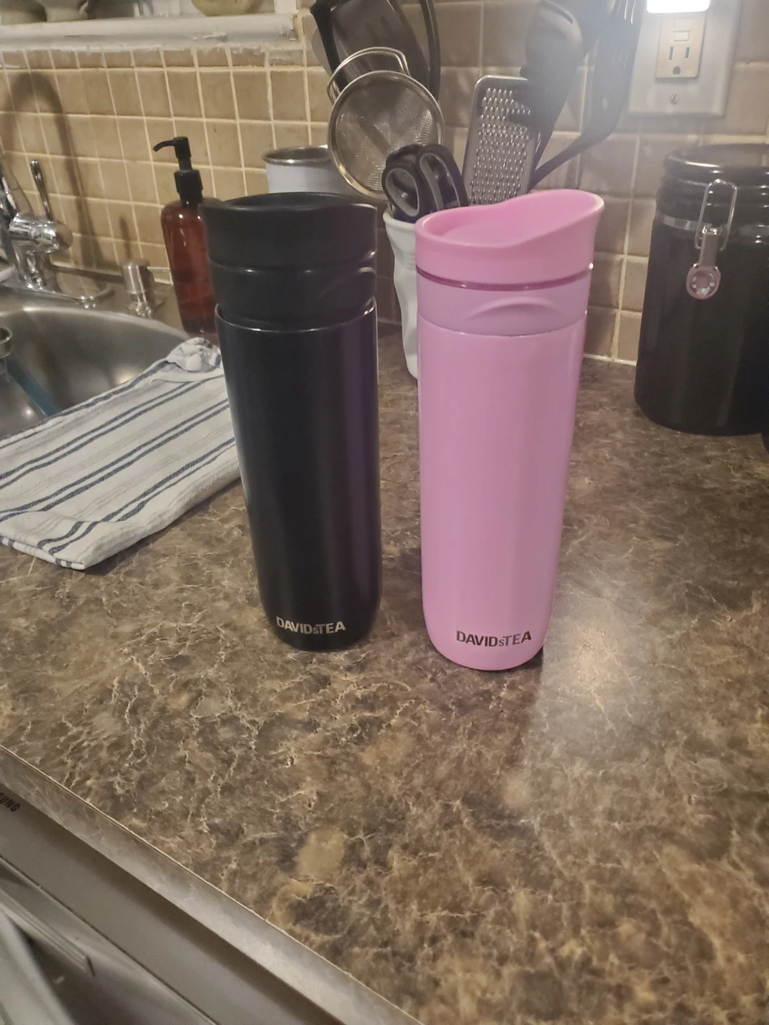 DAVIDsTEA Tea infusers travel mugs (Black & Pink)