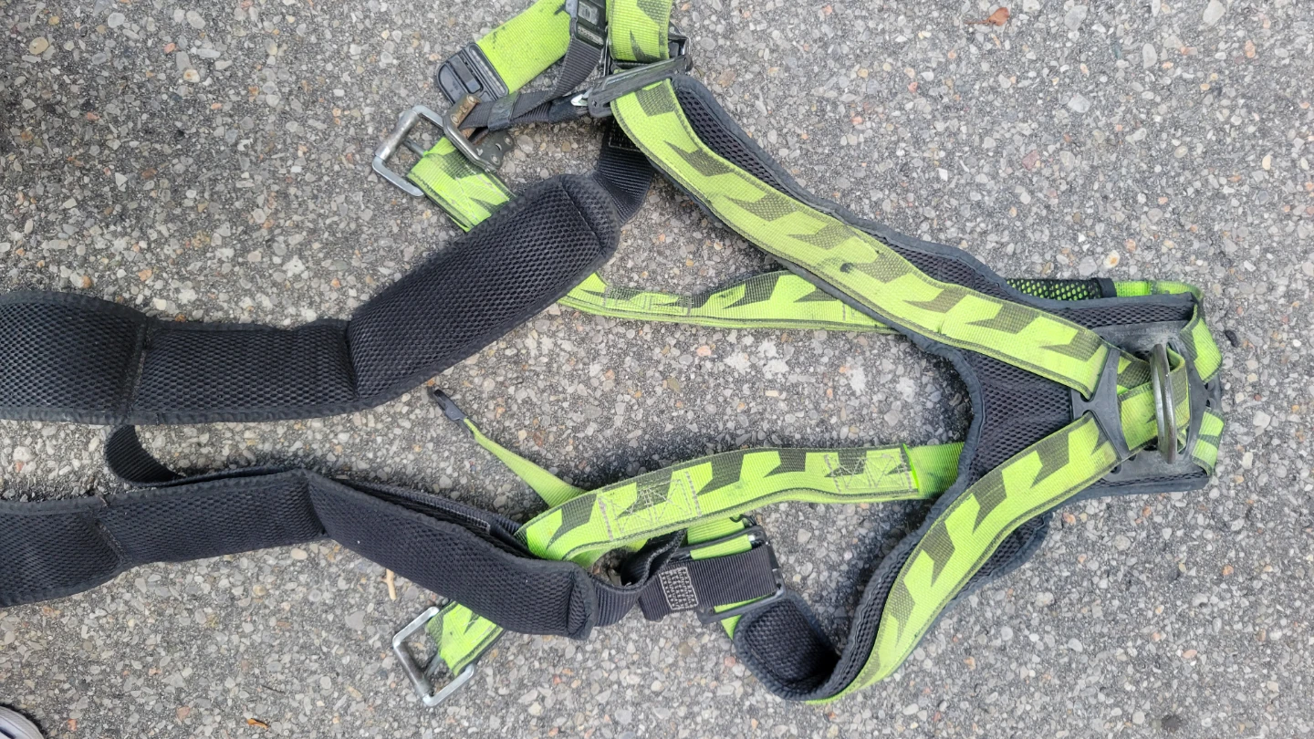 Full body fall arrrst safety harness and lanyards - photo 2