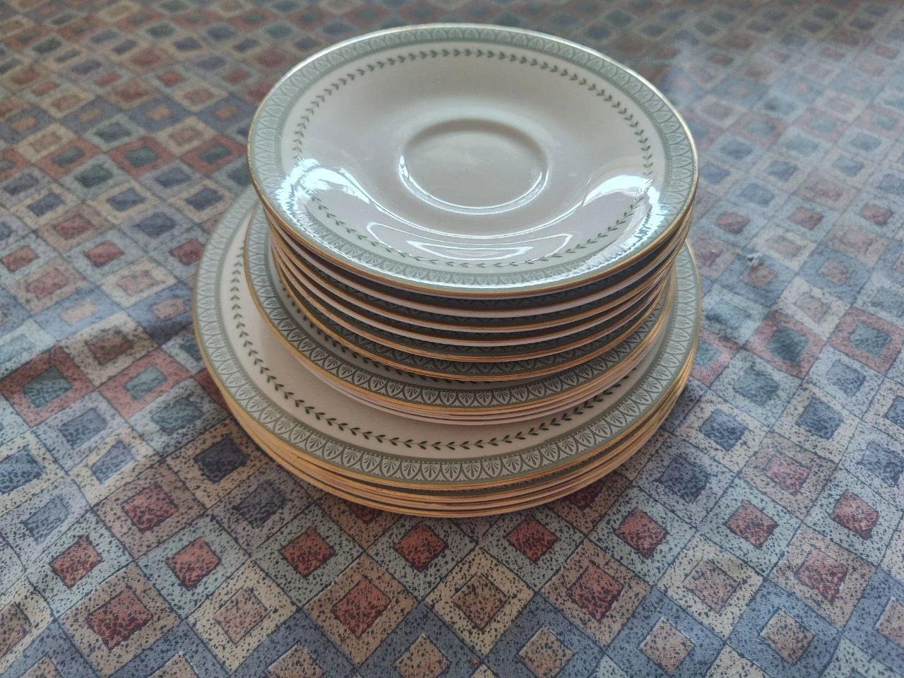 Vintage Royal Doulton Berkshire Plates & Saucers (TC 1021) - photo 2