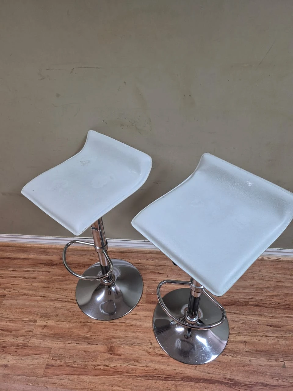 Set of 2 White Adjustable Bar Stools - photo 4