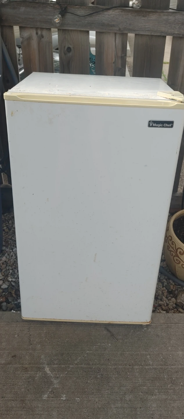 Magic Chef HMR330WE Mini Fridge
