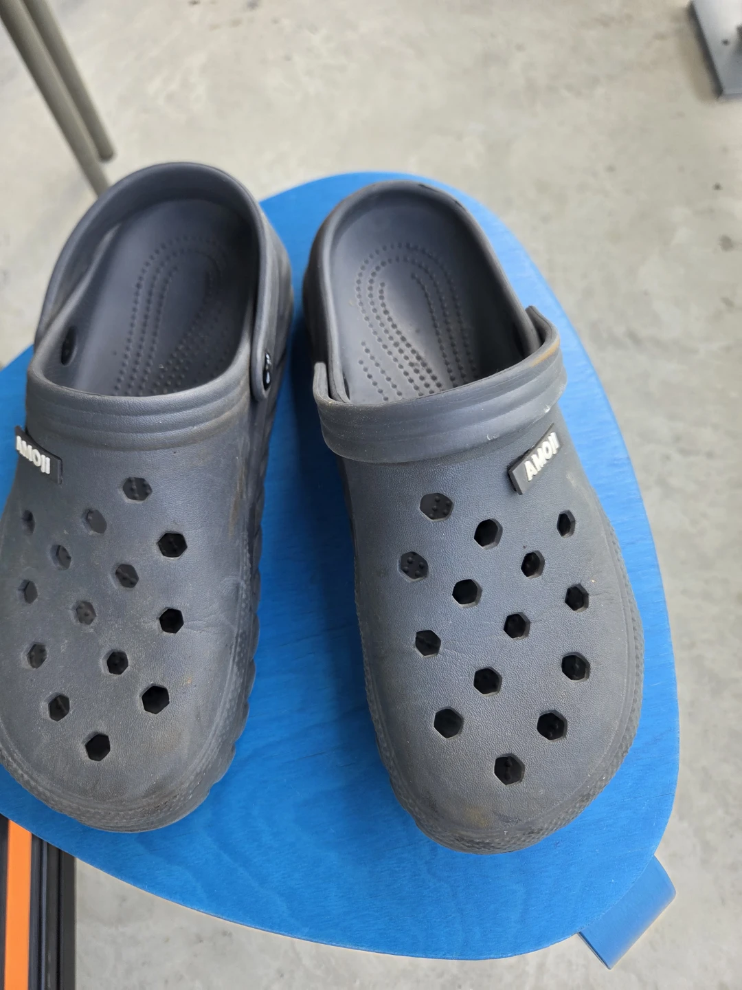 AMŌJII Grey Clogs