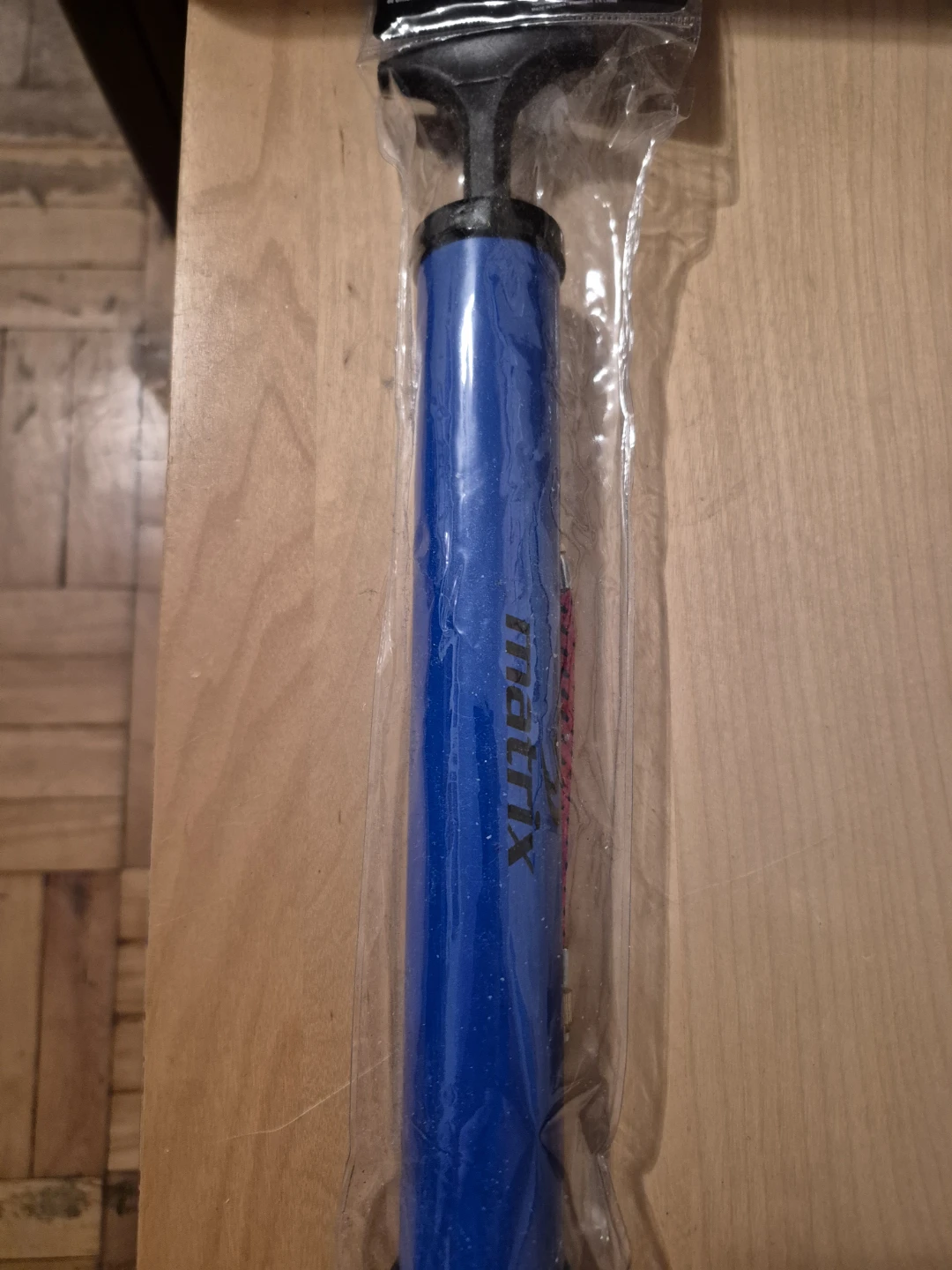 BNIB)Matrix 12" Dual Action hand Sports balls, tires Pump