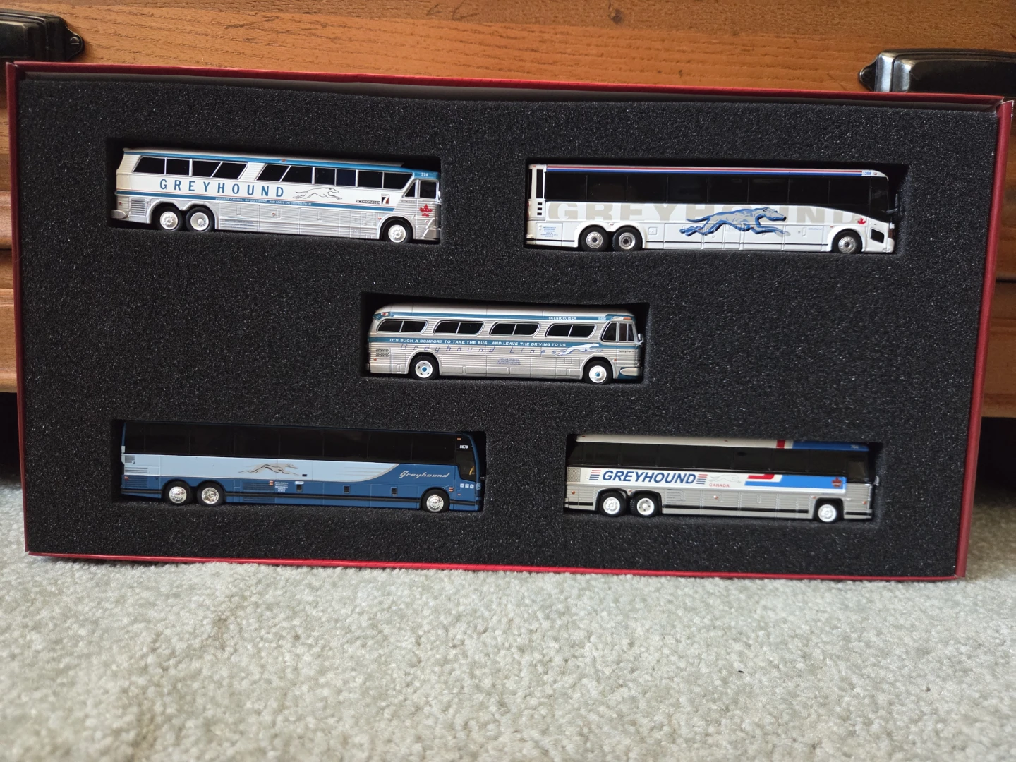 Iconic Replicas Greyhound Canada Tribute Set - 1:87 Scale - photo 2
