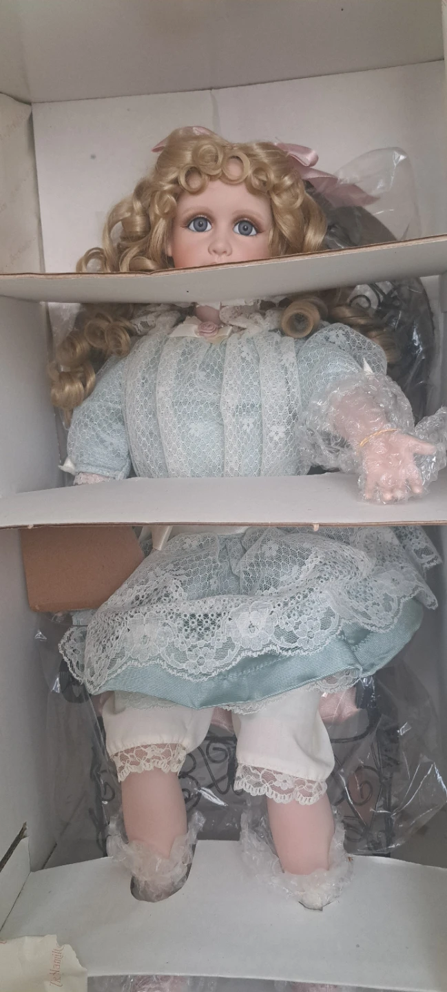 Porcelain doll (Hamilton Collection) - photo 3