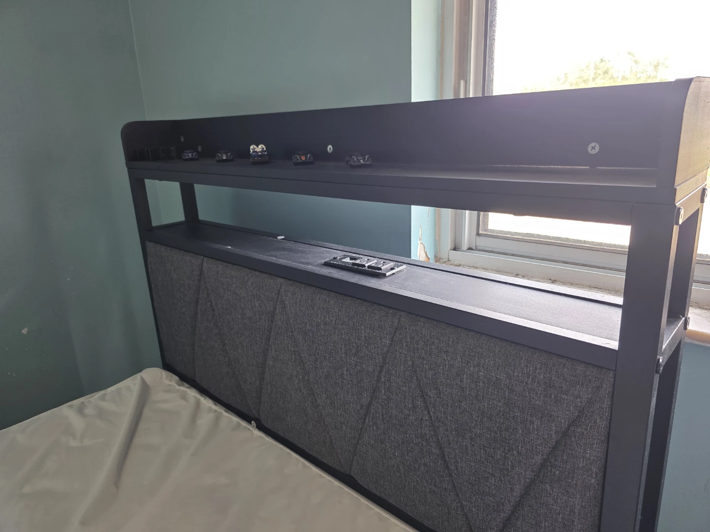 Twin Bed + 10" Hybrid Mattress + Queen Sized Blanket - photo 2