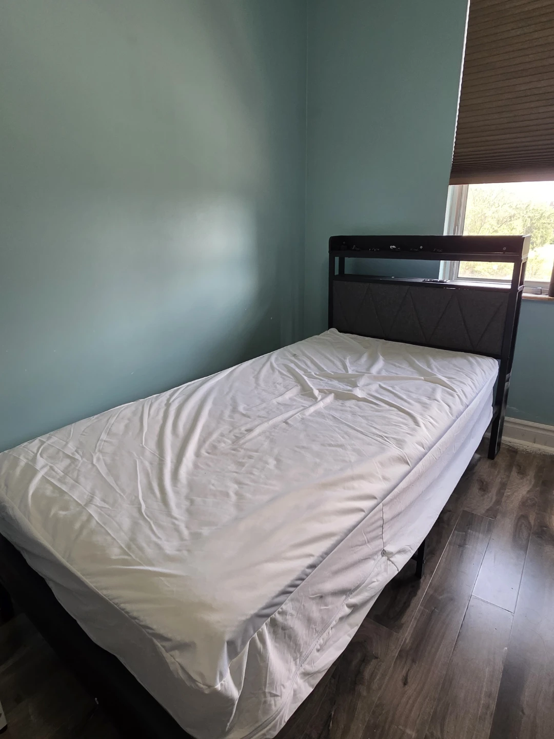 Twin Bed + 10" Hybrid Mattress + Queen Sized Blanket - photo 3