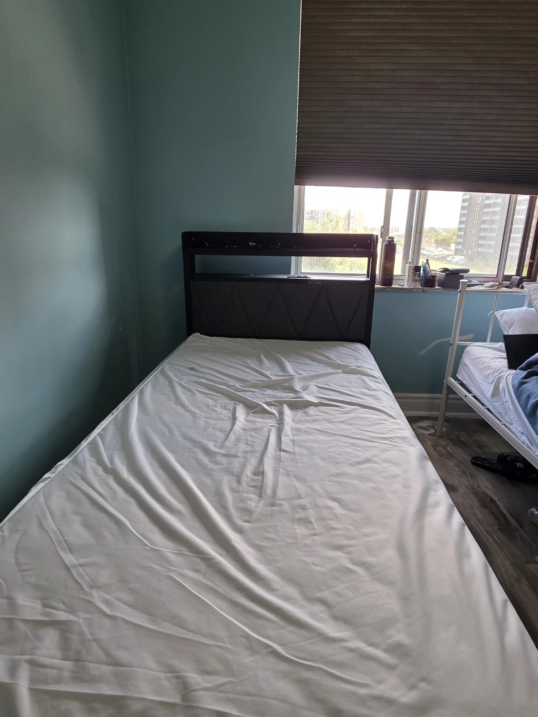 Twin Bed + 10" Hybrid Mattress + Queen Sized Blanket - photo 4