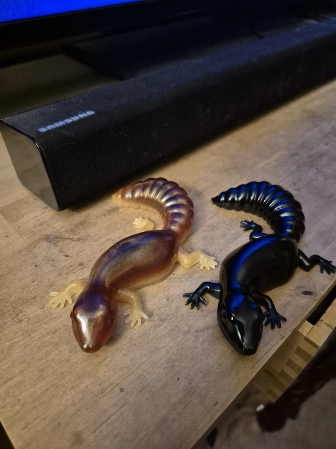 2 Gecko Figurines - Brownish-gold and Black - photo 2