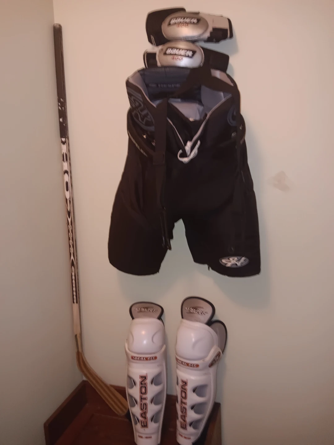 Bauer 400 Hockey Pants & Easton Shin Guards