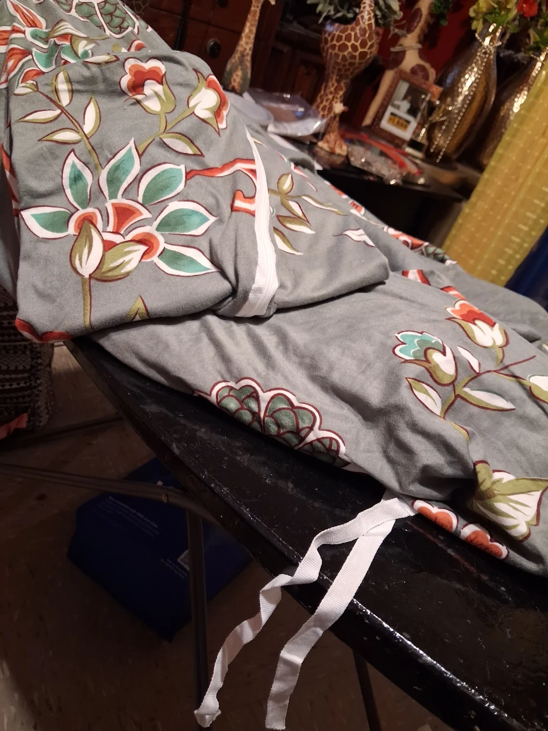 4 SEATER SOFA COVER AND PILLOW THROW - photo 3
