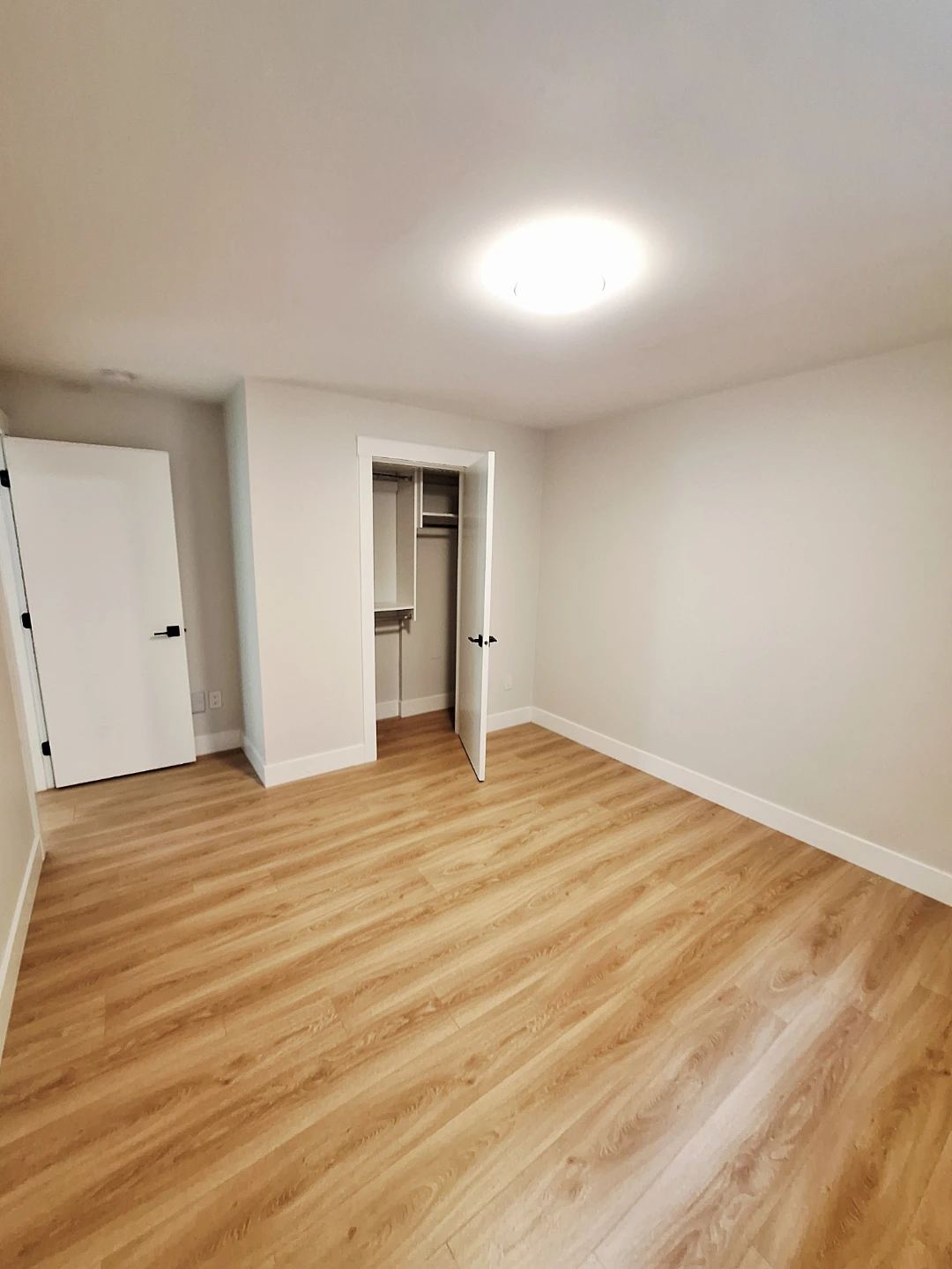 ​🏡 Modern 2 Bed Suite in Brookswood - All Utils & Wi-Fi Included - photo 5