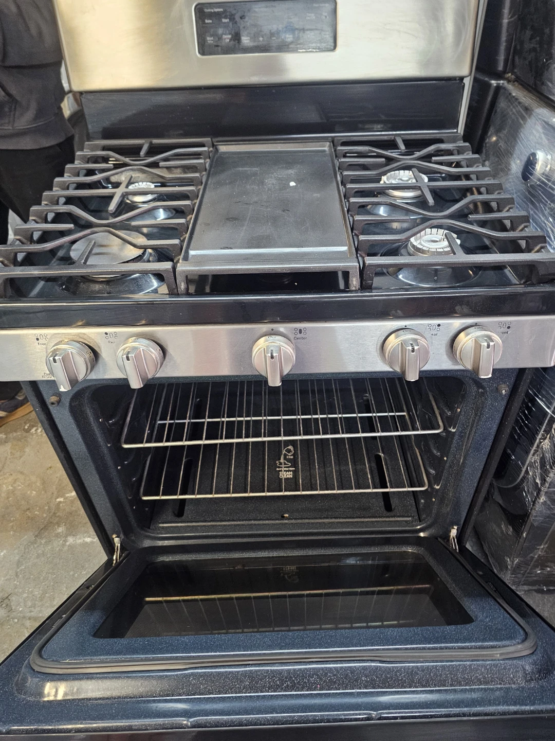 GE 30in Stainless Steel Gas Range with Griddle - photo 2