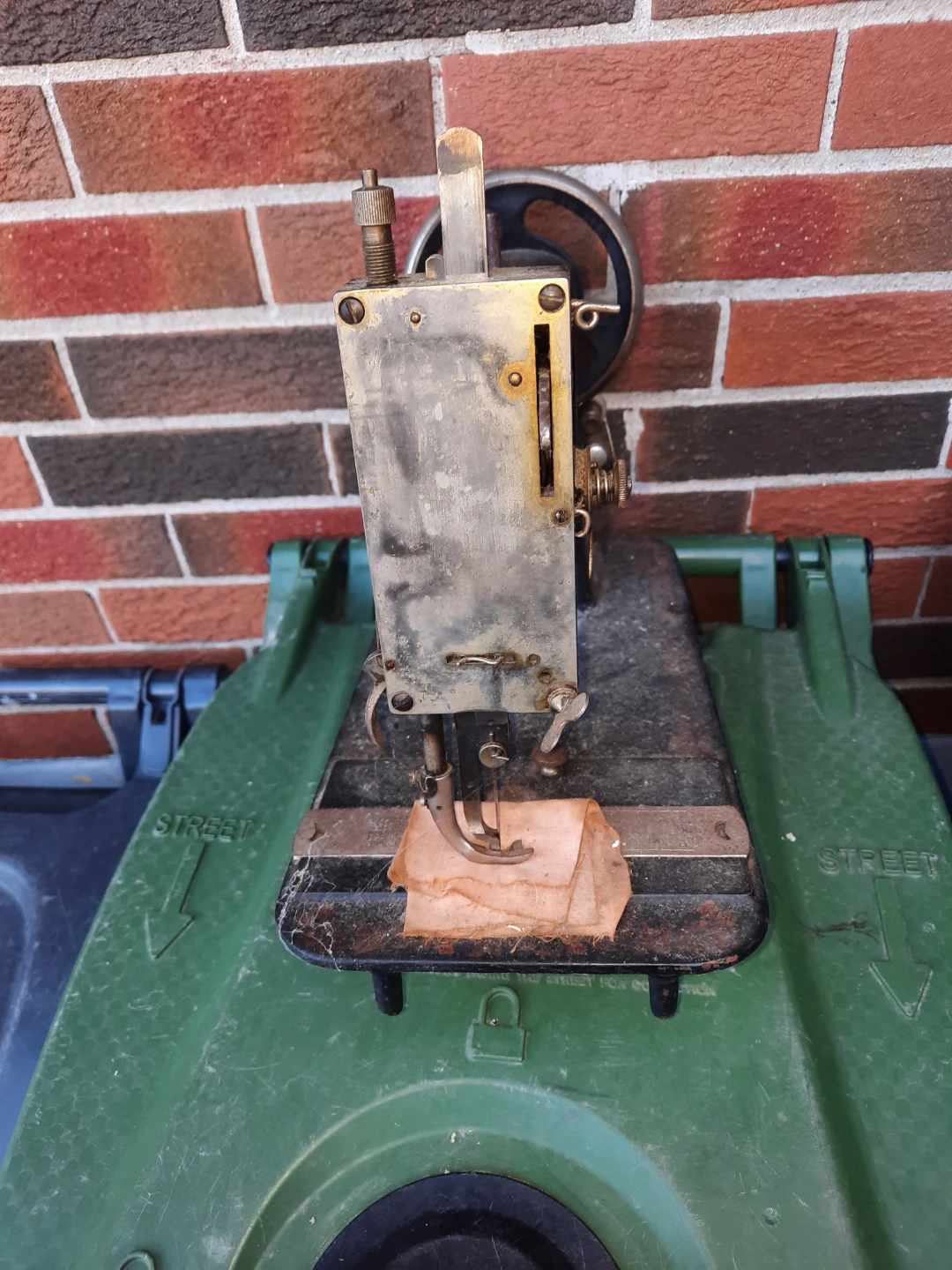 Sewing machine - photo 2