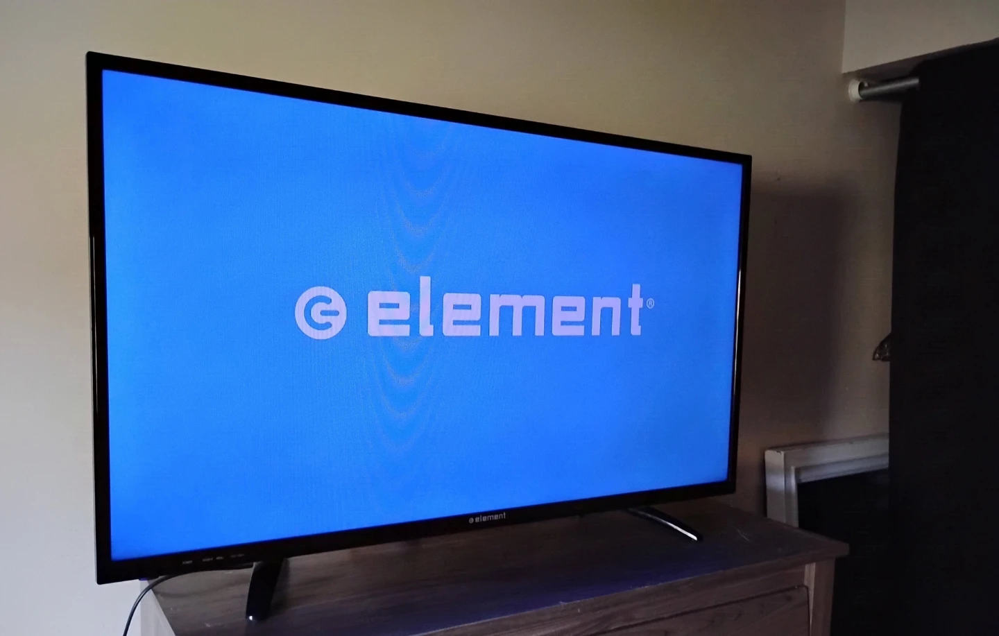 39 Inch Element Smart Tv - photo 2