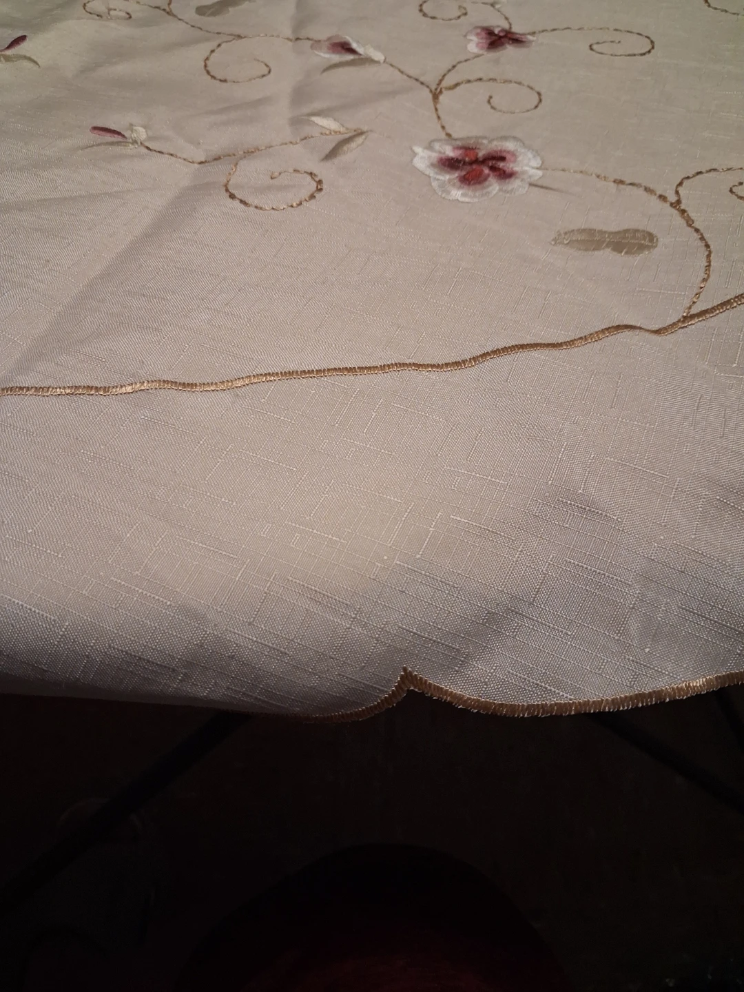Beige table cloth with flowers well made - photo 5