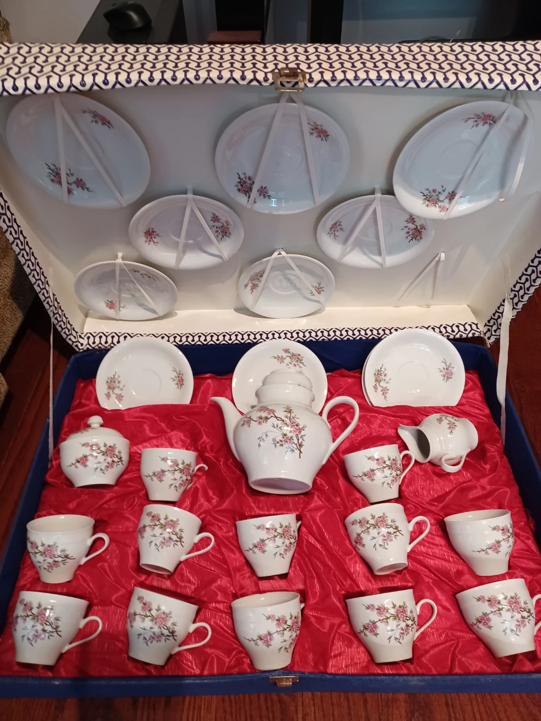 Jaeger Bavaria porcelain, Germany 12 piece tea set