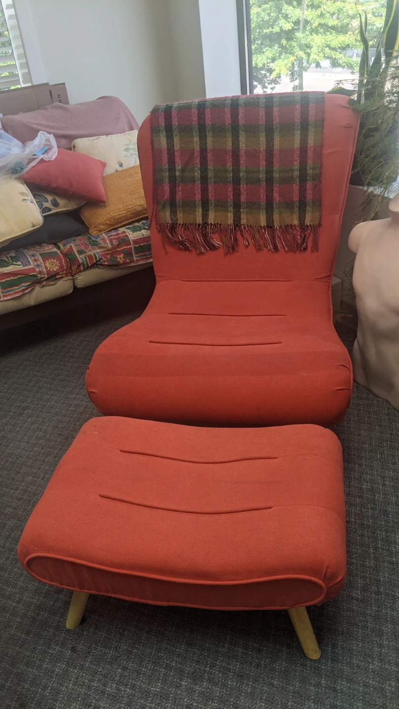 LOUNGE CHAIR & FOOT STOOL