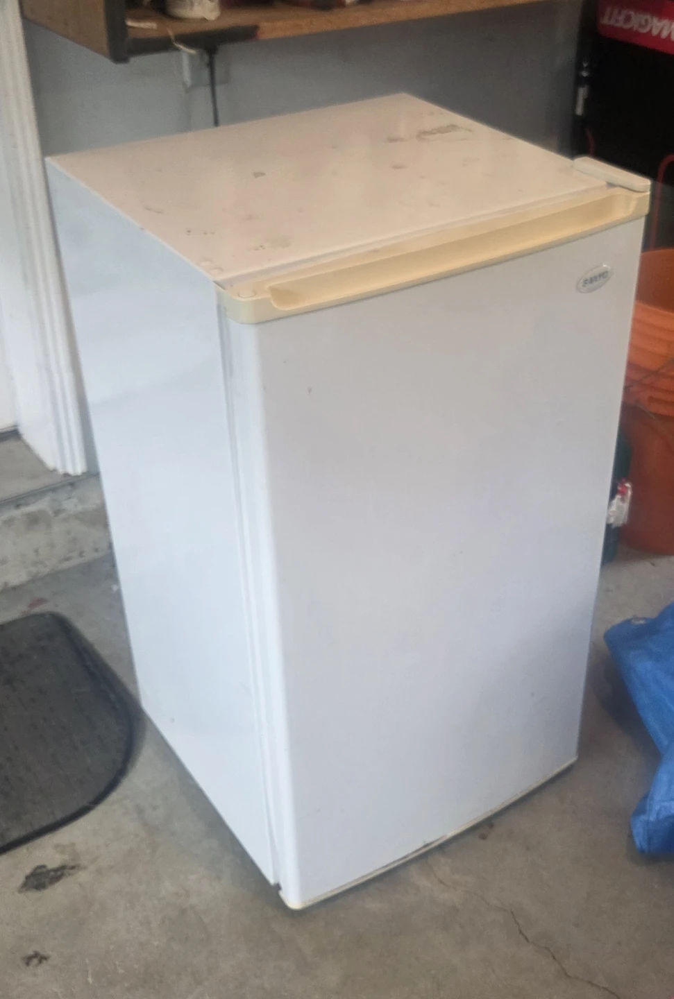 Sanyo SR-3620W Refrigerator – Fully Working & Clean!