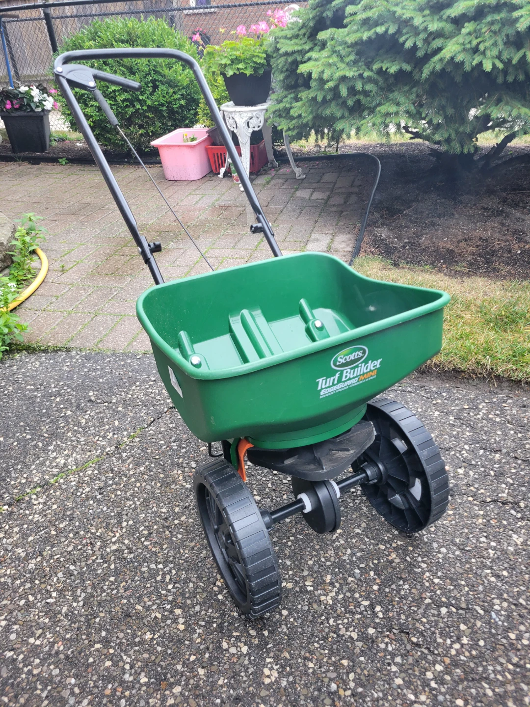 Scotts Turf Builder Mini Edgeguard Broadcast Spreader like new - photo 4