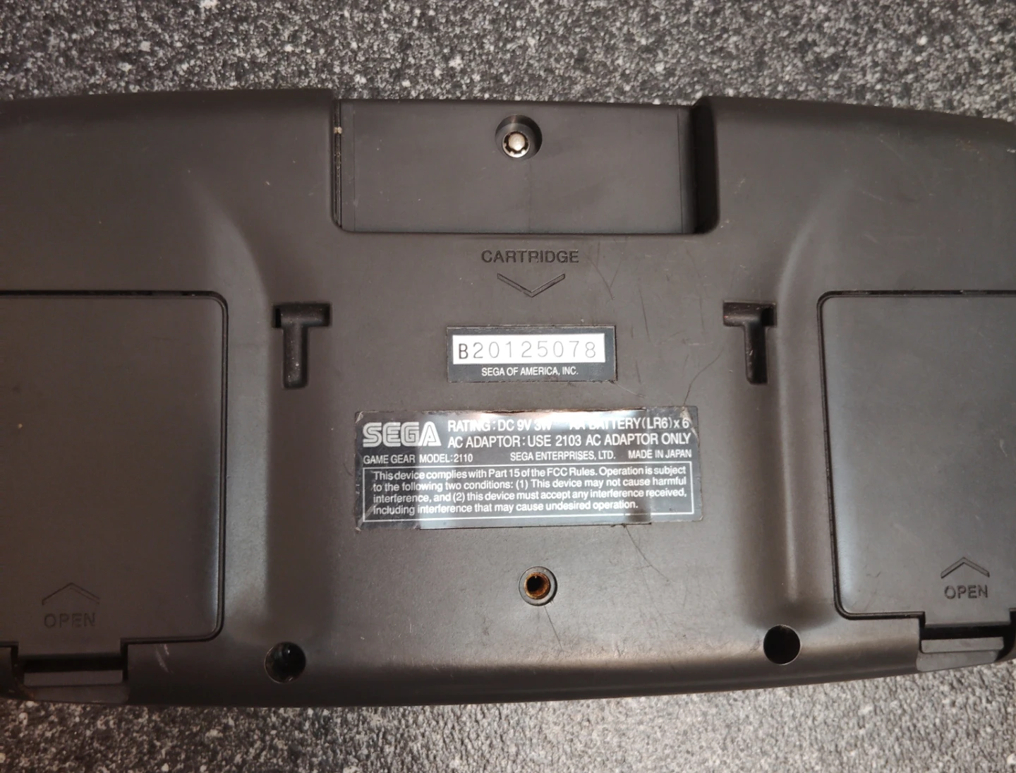 Sega Game Gear (Model 2110) – Powers On / For Parts or Repair - photo 2