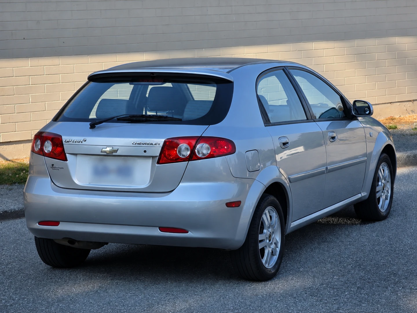 Silver Chevrolet Optra hatchback - photo 3