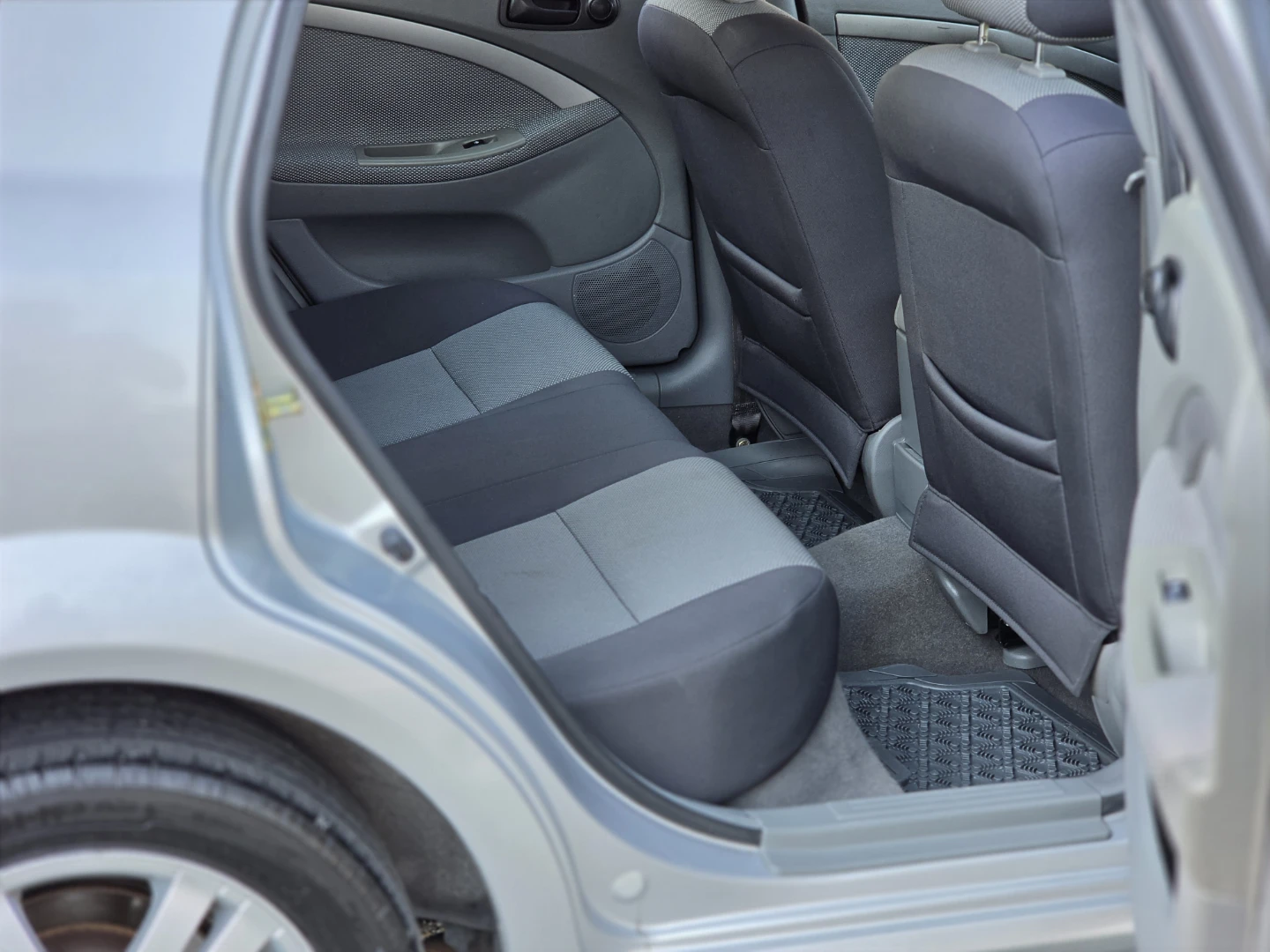 Silver Chevrolet Optra hatchback - photo 4
