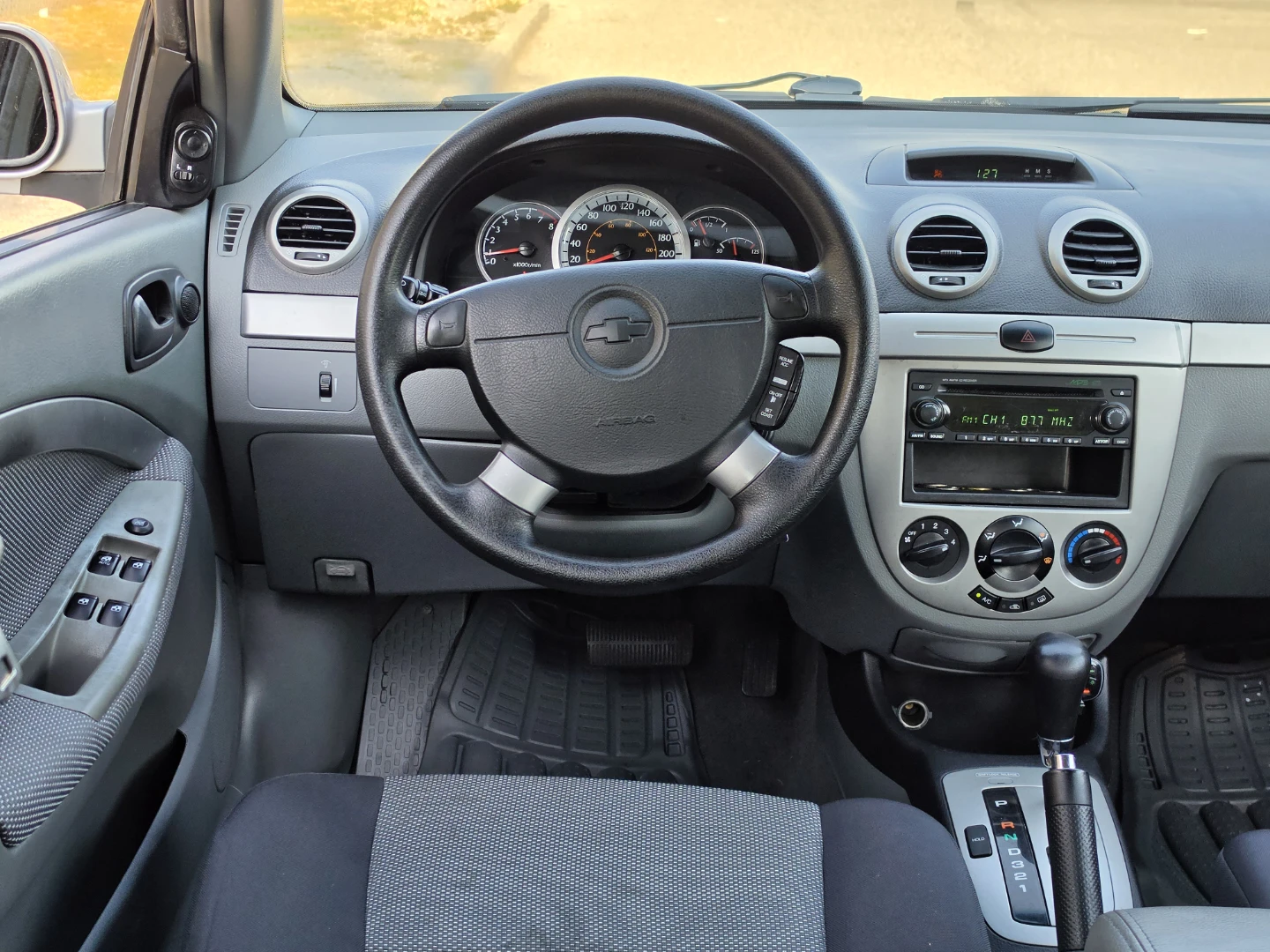 Silver Chevrolet Optra hatchback - photo 5
