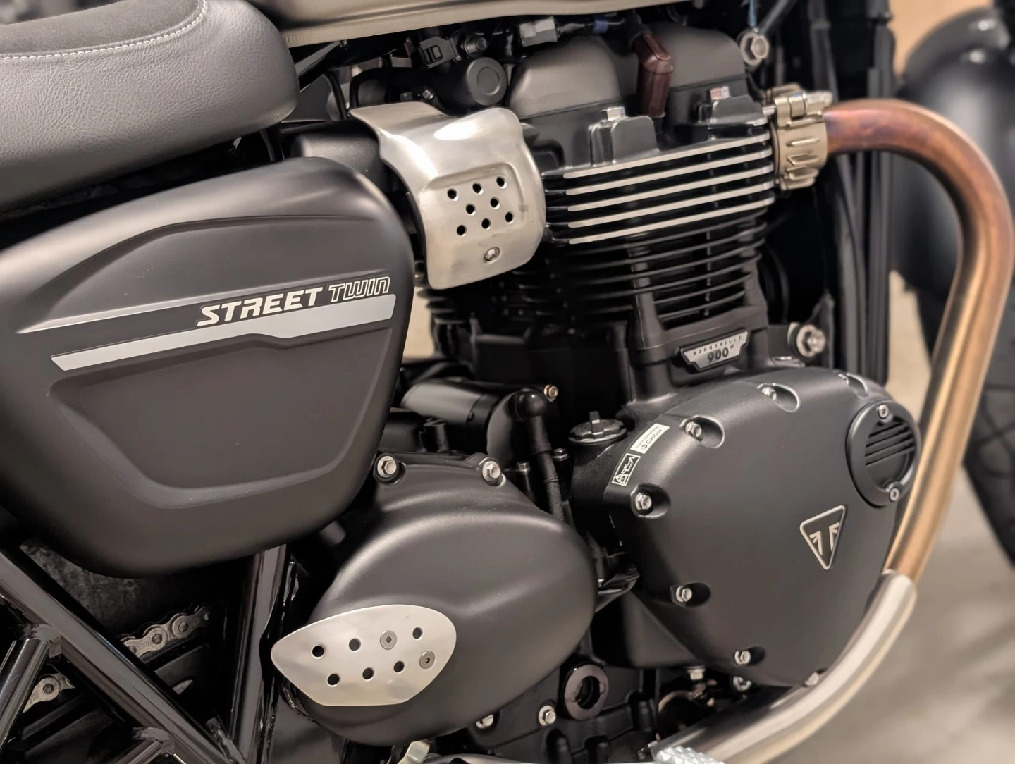 Triumph Street Twin 900 Motorcycle - photo 5