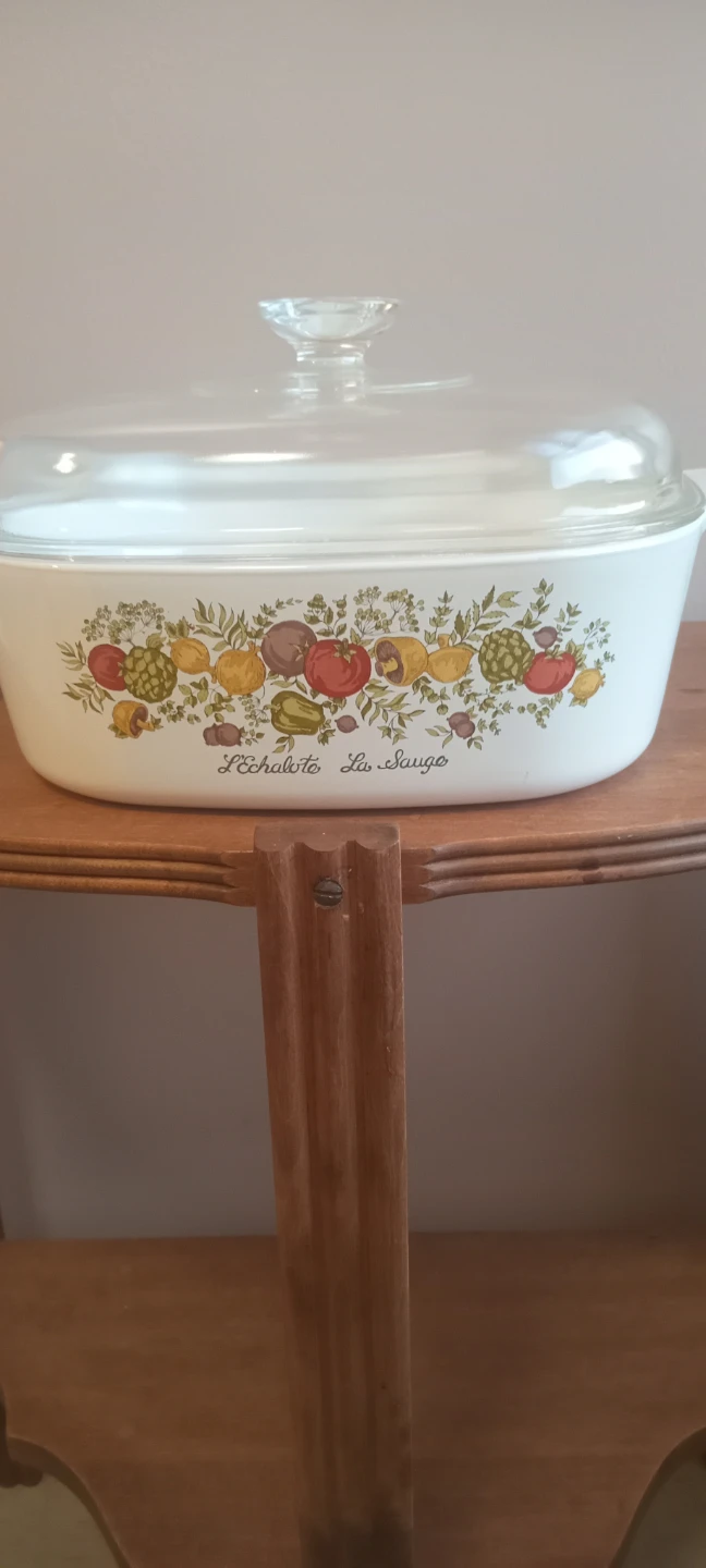 CorningWare "L'Échalote La Sauge" Casserole Dish