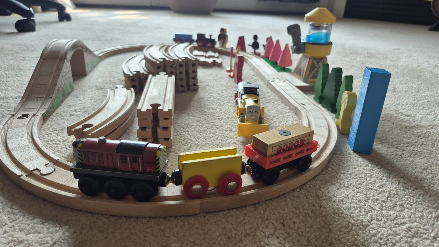 Thomas Wooden Train Set with Tracks and Accessories - photo 2