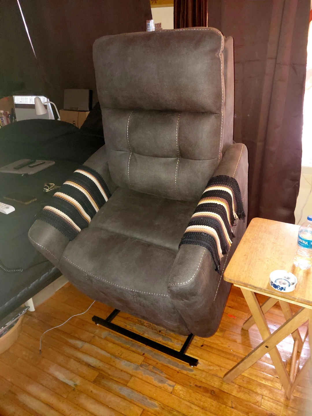 Raymour & Flanigan recliner,  remote control. - photo 2