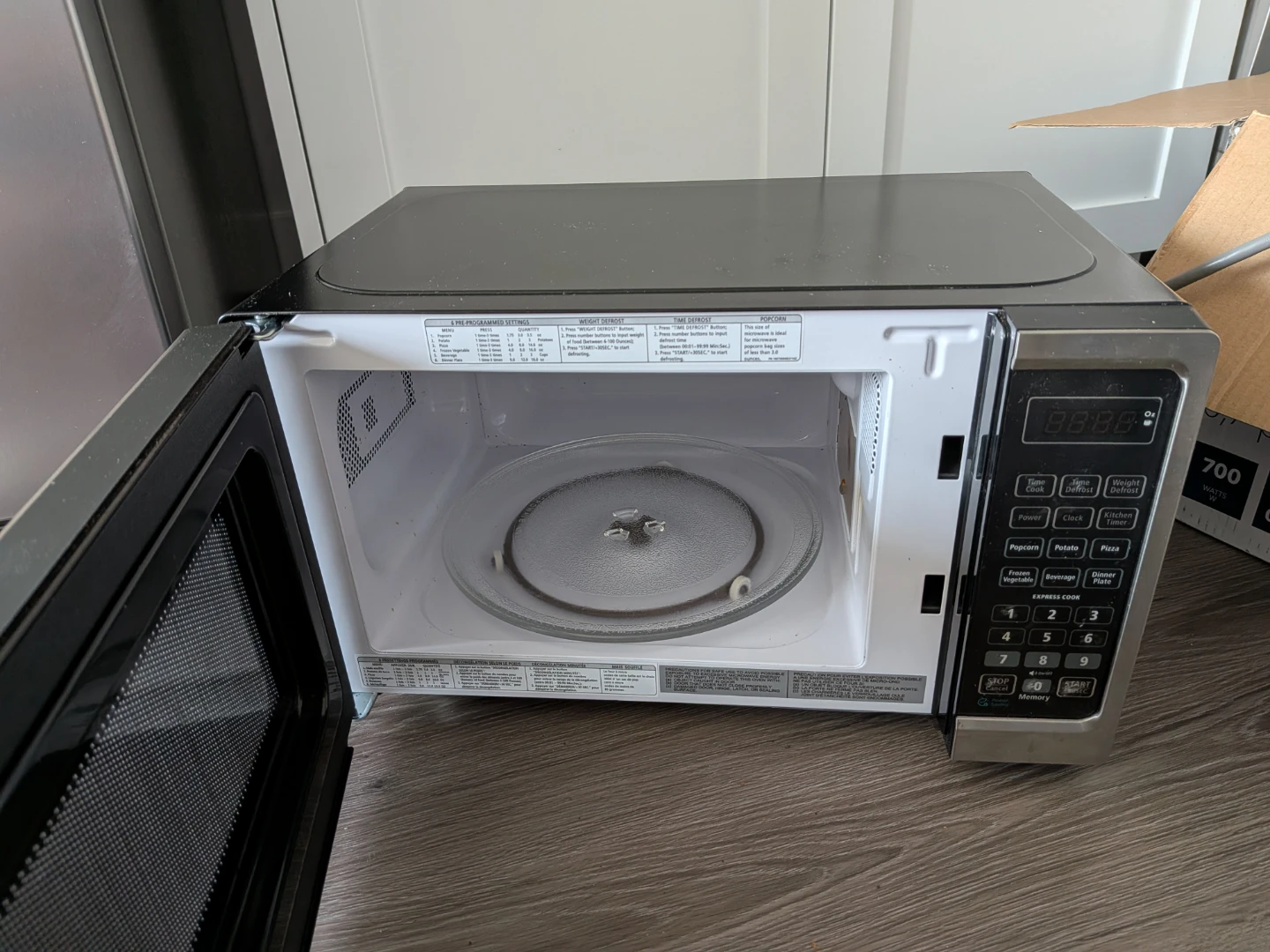 Insignia 0.7 Cu Ft Countertop Microwave - photo 3