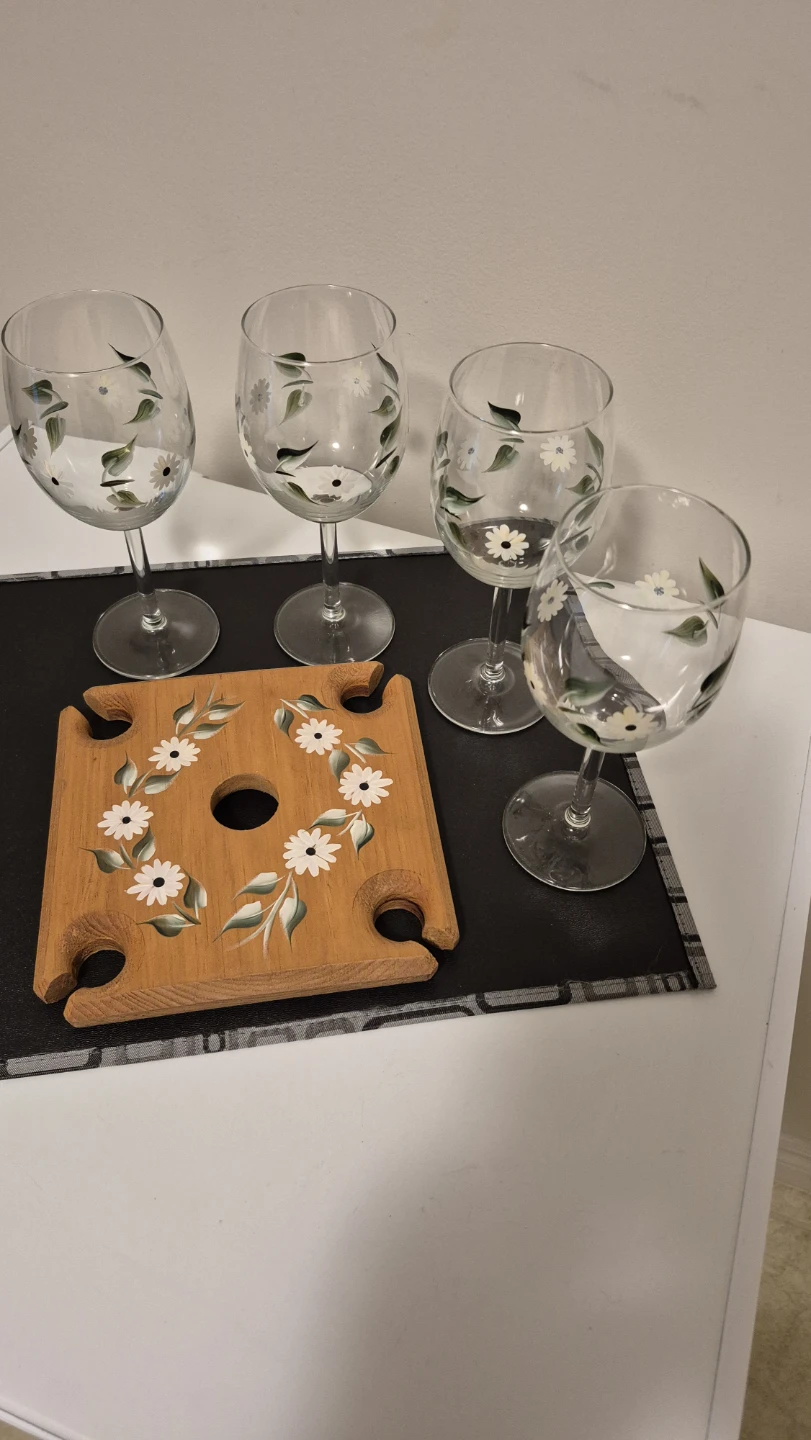 4 Hand-painted Wine Glasses & Wooden Holder Set - photo 2